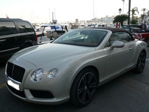 Lyxiga bilar i Puerto Banus