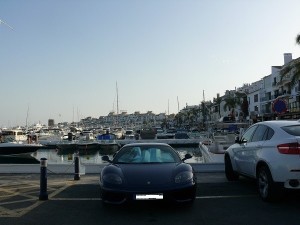 Lyxiga bilar i Puerto Banus