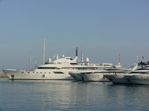 Lyxiga båtar i Puerto Banus