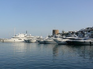 Lyxiga båtar i Puerto banus 