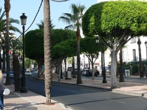 Väg mellan torg och marina Puerto Banus 