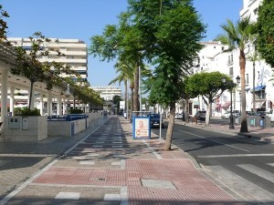 Väg mellan torg och marina Puerto Banus 